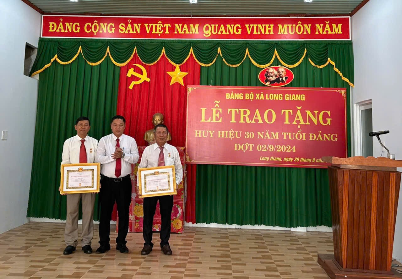 LONG GIANG ĐẢNG ỦY XÃ LONG GIANG TỔ CHỨC LỄ TRAO TẶNG HUY HIỆU ĐẢNG CHO ĐẢNG VIÊN TRÊN ĐỊA BÀN ĐỢT 02/09/2024